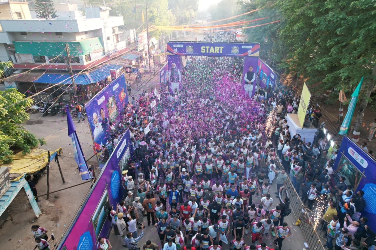 विजेता को इनाम देते जनप्रतिनिधिगण