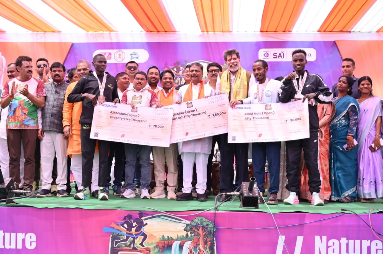 विजेता को इनाम देते जनप्रतिनिधिगण