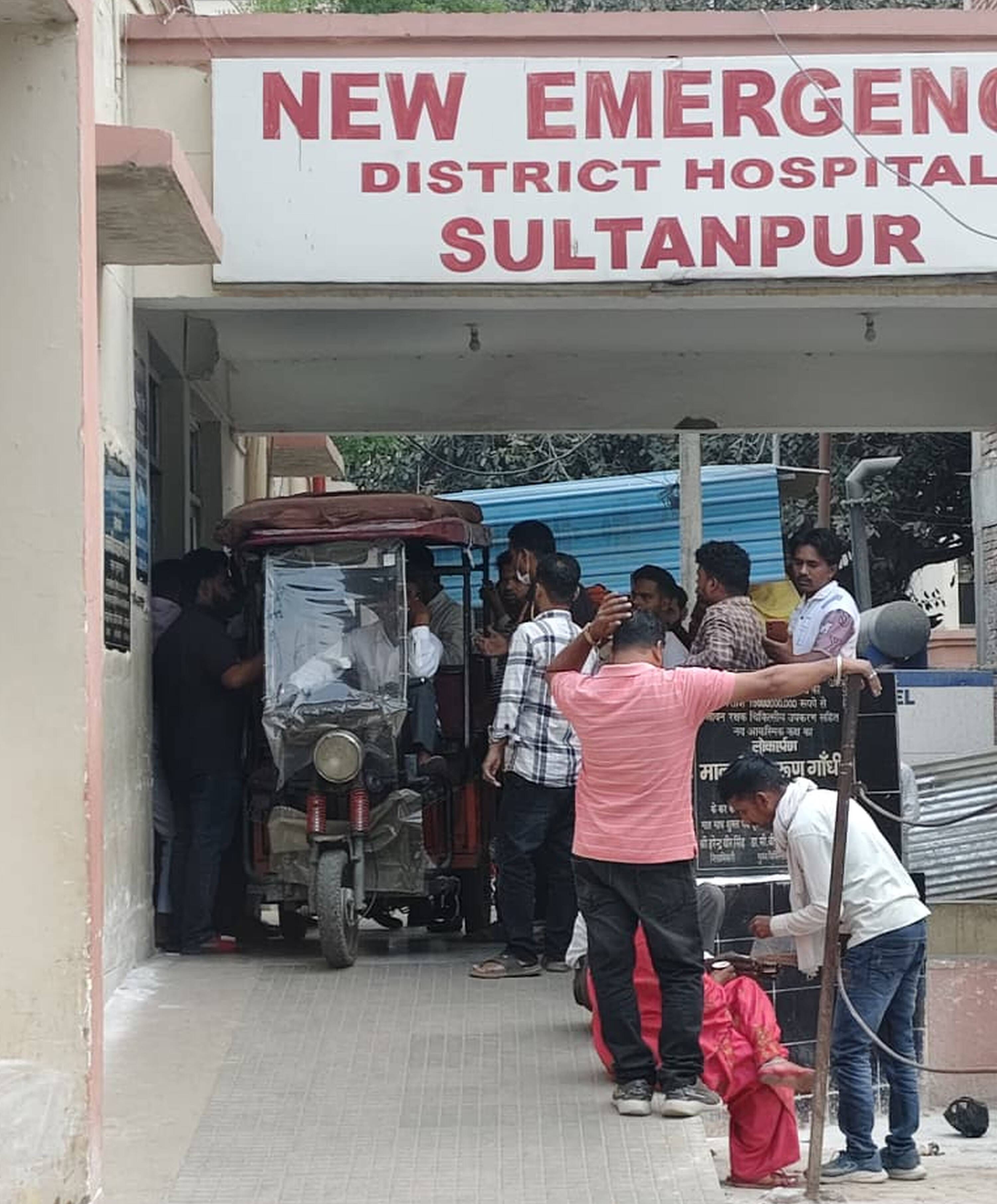 54. मेडिकल कॉलेज में दवा लेने के लिए कतार में खड़े मरीज व तीमारदार। संवाद