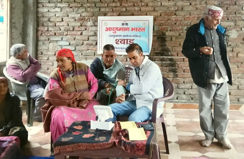 आनी के रोपा गांव में आयोजित स्वास्थ्य शिविर में मौजूद महिलाएं। स्रोत : विभाग आनी के रोपा गांव में आयोजित स्वास्थ्य शिविर में मौजूद महिलाएं। स्रोत : विभाग