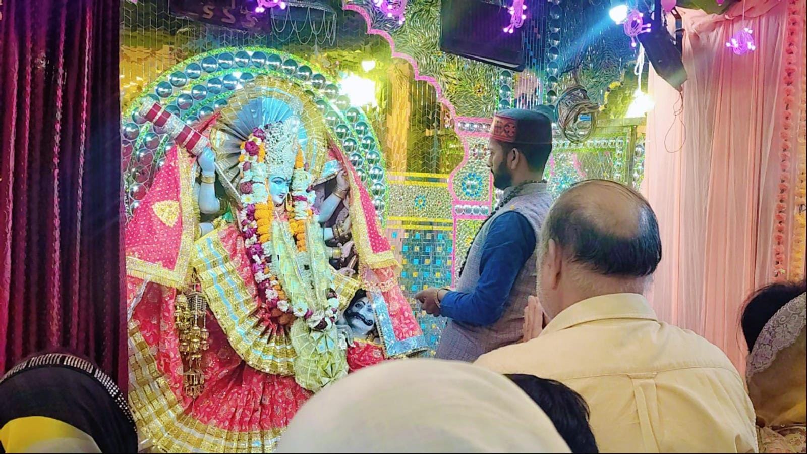 अंबाला छावनी के श्री सनातन धर्म मंदिर में भजन कीर्तन करते श्रद्धालु। संवाद