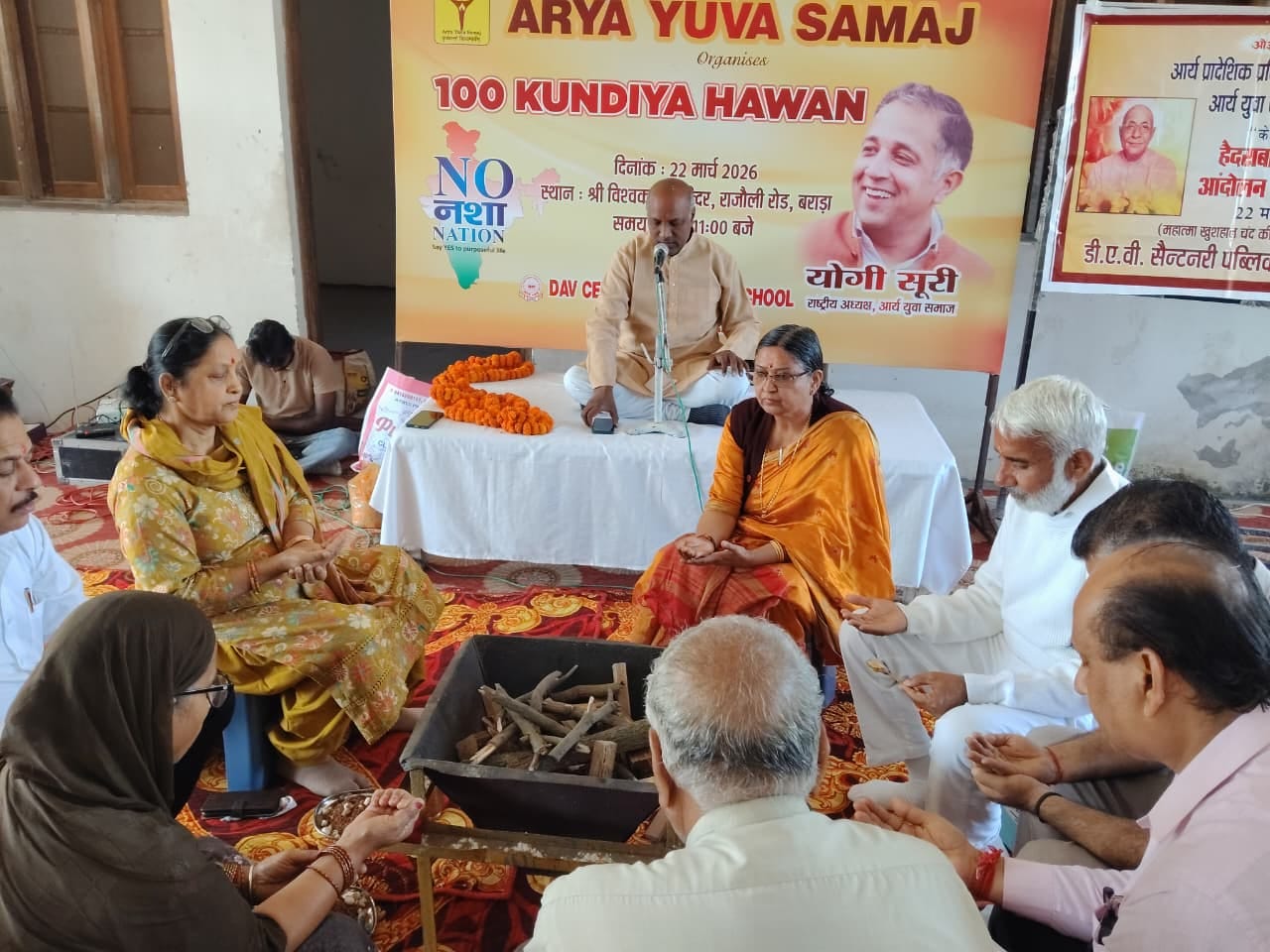 अंबाला सिटी के श्री महाकाली मां दुखभंजनी मंदिर में स्नान करवाते भक्त। पुजारी