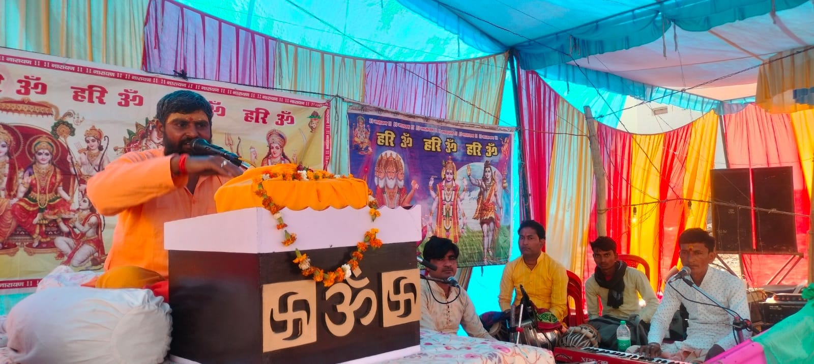 अलीगंज में श्रीमद भागवत के दौरान हवन करते लोग। संवाद अलीगंज में श्रीमद भागवत के दौरान हवन करते लोग। संवाद