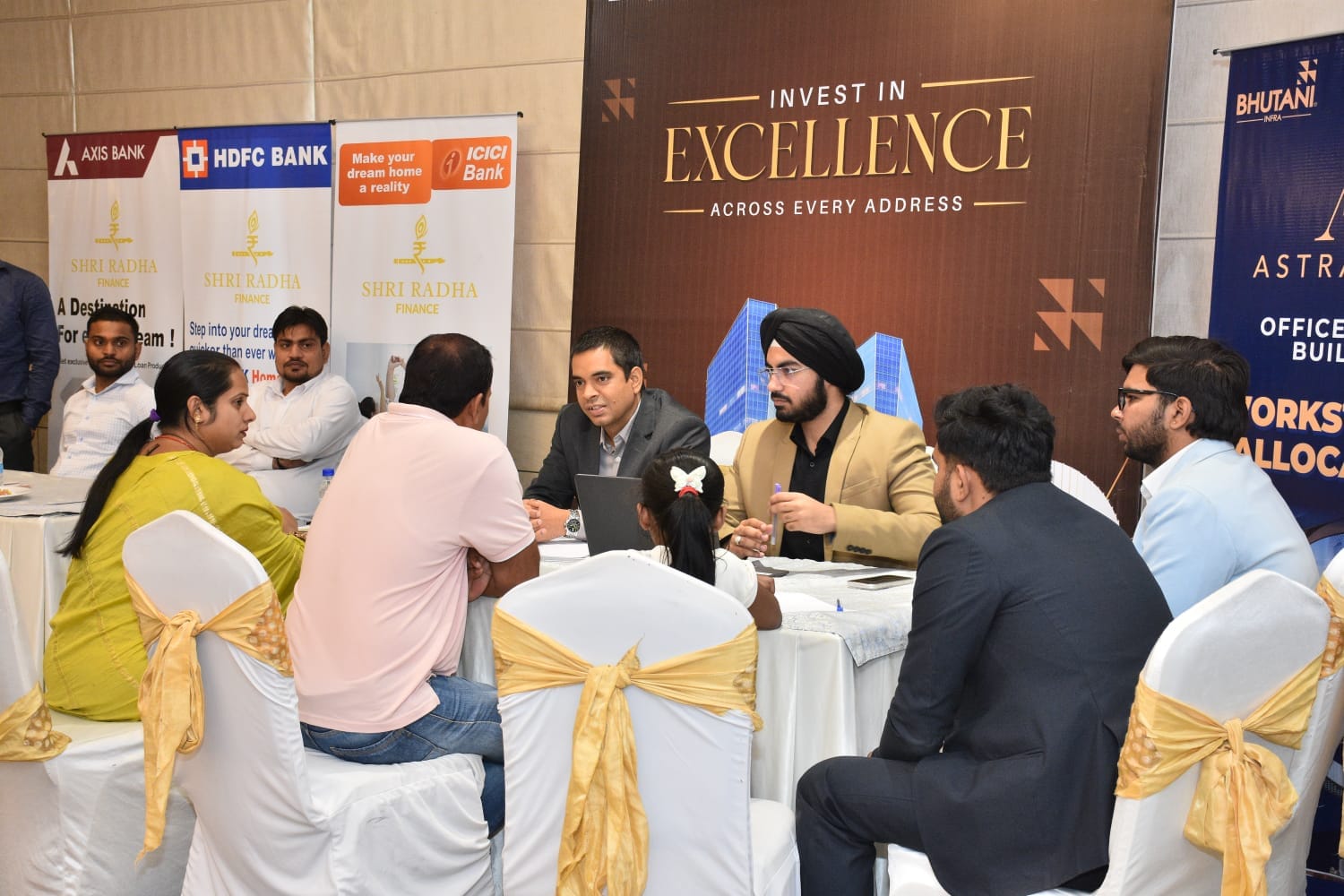 अलीगढ़ के ऑर्चिड ब्ल्यू होटल में मेगा प्रोपर्टी फेस्ट में शिरकत करते डेवलपर्स व कस्टमर।