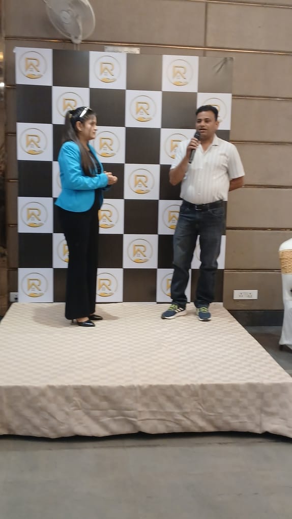 अलीगढ़ के ऑर्चिड ब्ल्यू होटल में मेगा प्रोपर्टी फेस्ट में शिरकत करते डेवलपर्स व कस्टमर।