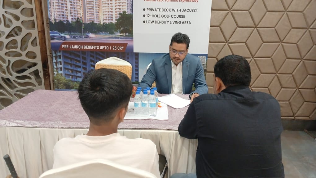 अलीगढ़ के ऑर्चिड ब्ल्यू होटल में मेगा प्रोपर्टी फेस्ट में शिरकत करते डेवलपर्स व कस्टमर।