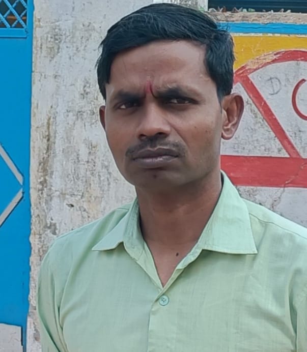 अमरिया क्षेत्र की रसूला फरदिया गैस एजेंसी के बाहर खड़े उपभोक्ता संवाद