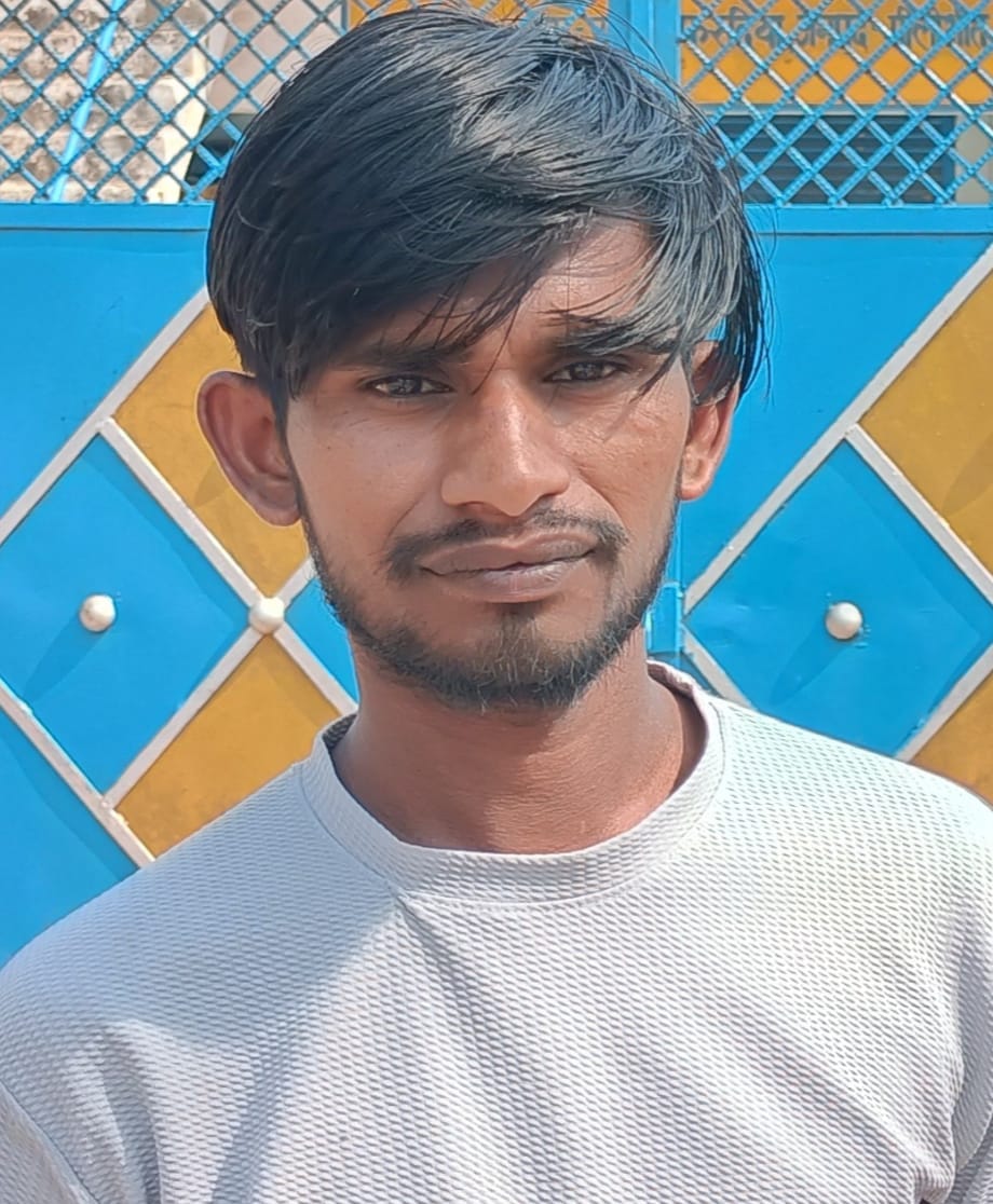 अमरिया क्षेत्र की रसूला फरदिया गैस एजेंसी के बाहर खड़े उपभोक्ता संवाद