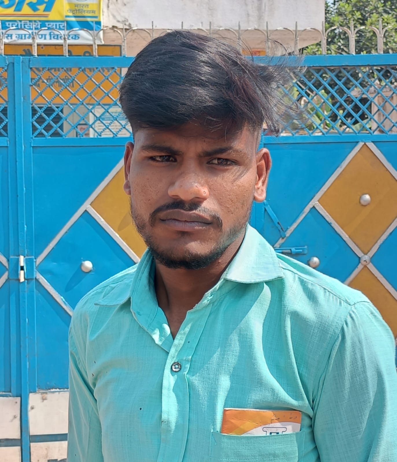 अमरिया क्षेत्र की रसूला फरदिया गैस एजेंसी के बाहर खड़े उपभोक्ता संवाद