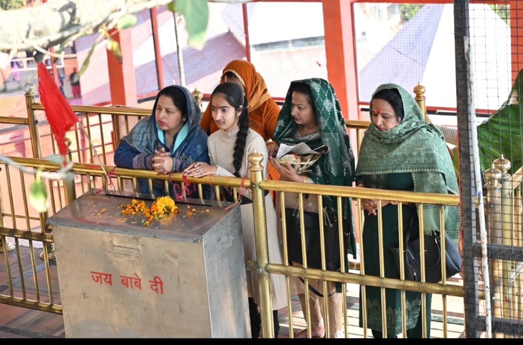 बाबा बालक नाथ मंदिर दियोटसिद्ध में बाल योगी के दर्शनों के लिए पहुंचे श्रद्धालु। संवाद