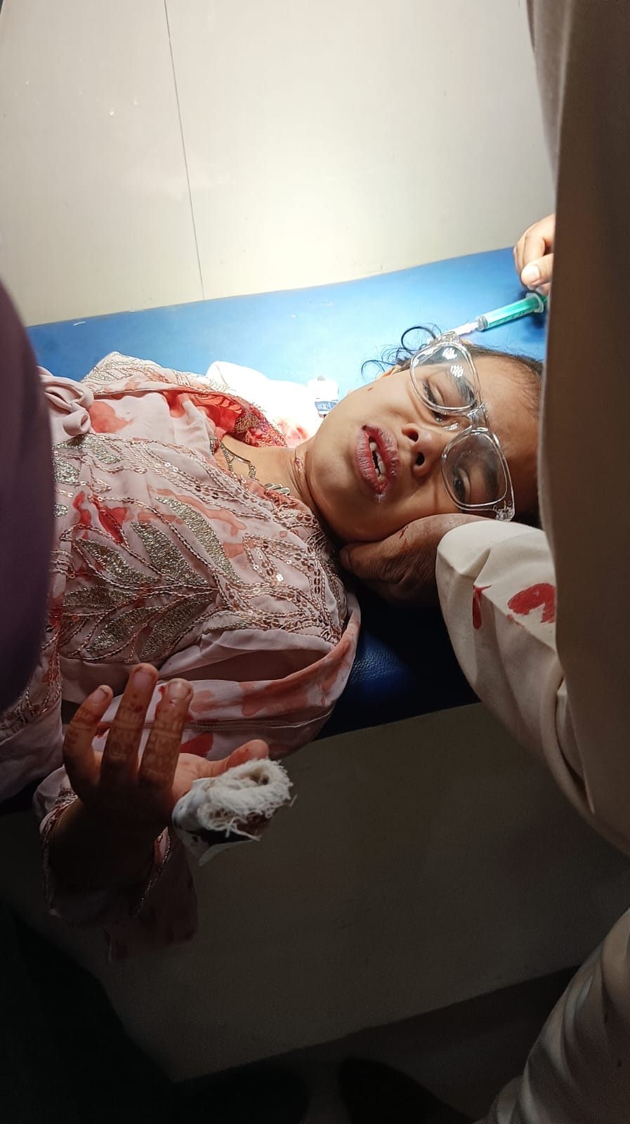 बलरामपुर अस्पताल में घायल बच्ची का इलाज करते चिकित्सक। बलरामपुर अस्पताल में घायल बच्ची का इलाज करते चिकित्सक।