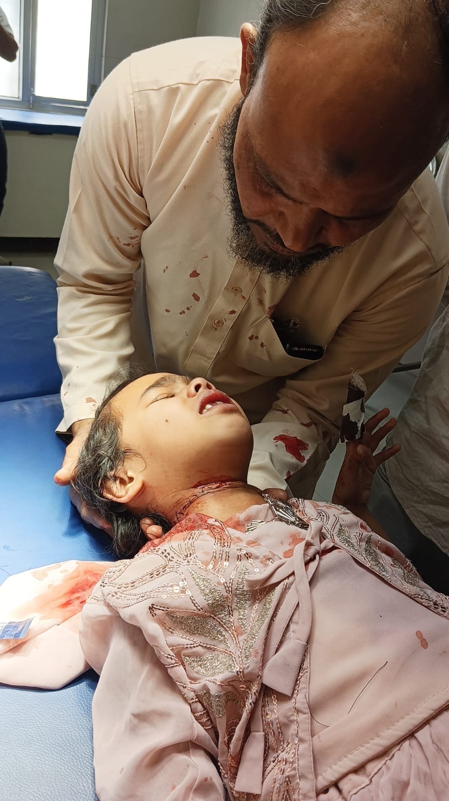बलरामपुर अस्पताल में घायल बच्ची का इलाज करते चिकित्सक। बलरामपुर अस्पताल में घायल बच्ची का इलाज करते चिकित्सक।