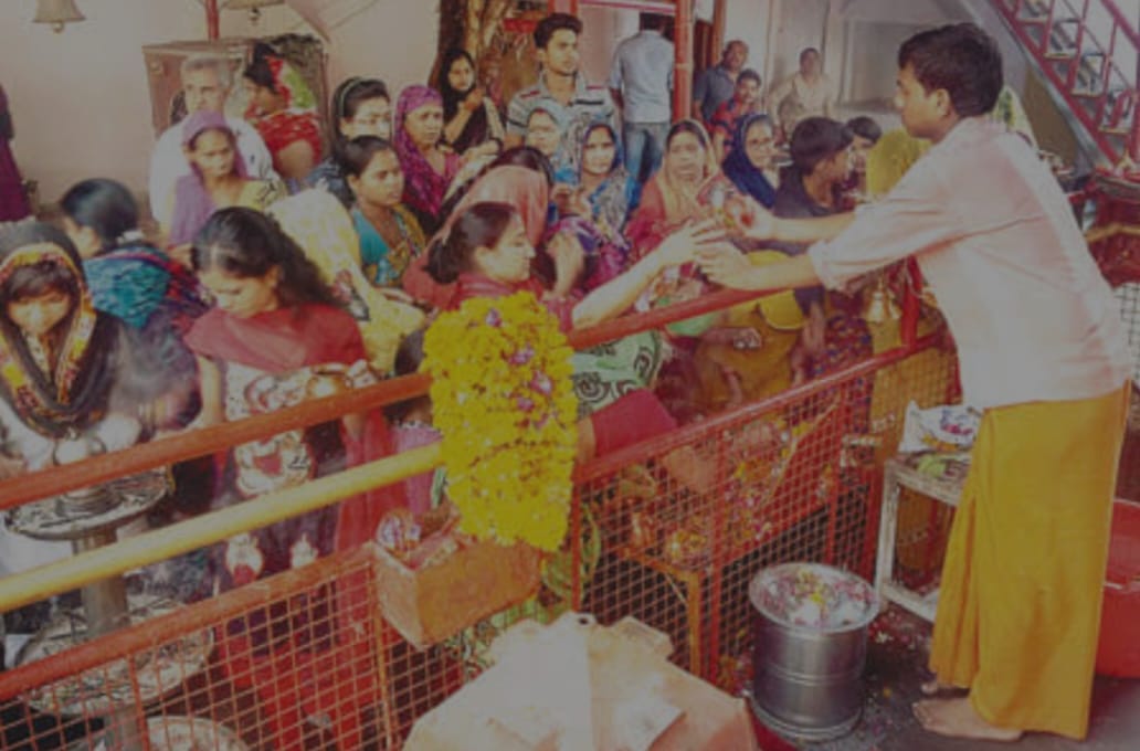 बनकटवा के समय माता मंदिर में पूजा करते श्रद्धालु। संवाद