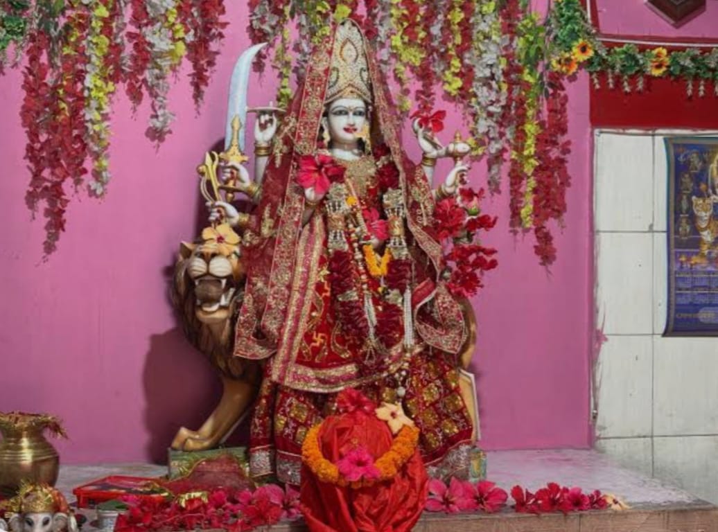 बनकटवा के समय माता मंदिर में पूजा करते श्रद्धालु। संवाद
