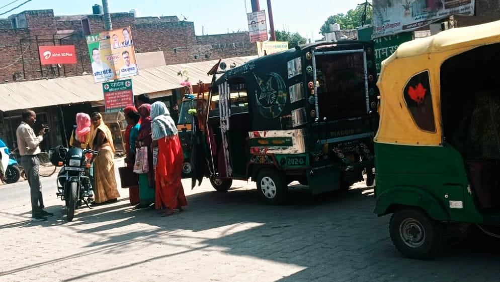 चरवा कस्बे में सड़क की पटरी पर खड़ी बाइकें। संवाद चरवा कस्बे में सड़क की पटरी पर खड़ी बाइकें। संवाद