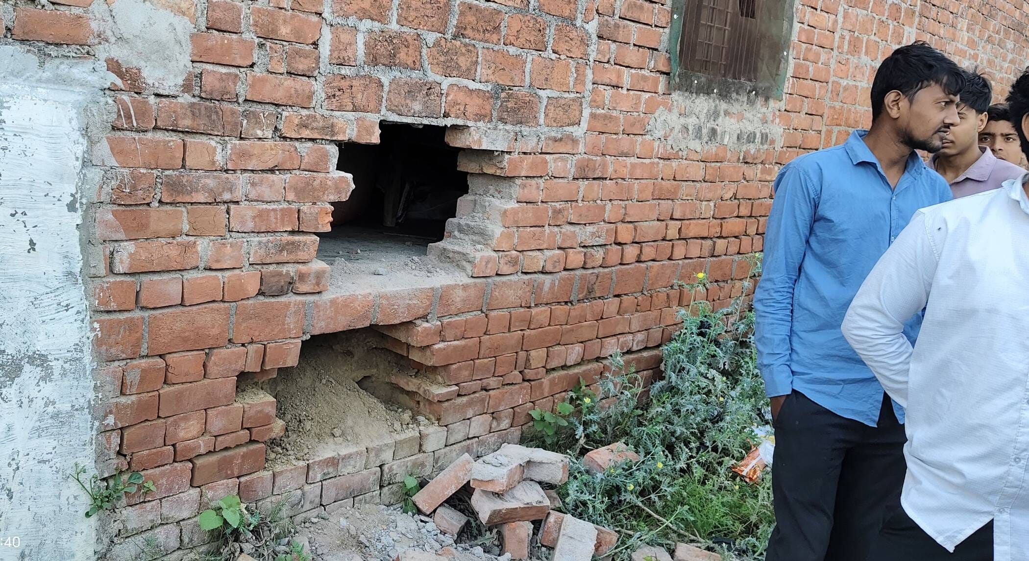 फोटो-05- खखरेरू के पौली गांव निवासी फुरकान के घर में चोरों ने लगाई सेंध। संवाद