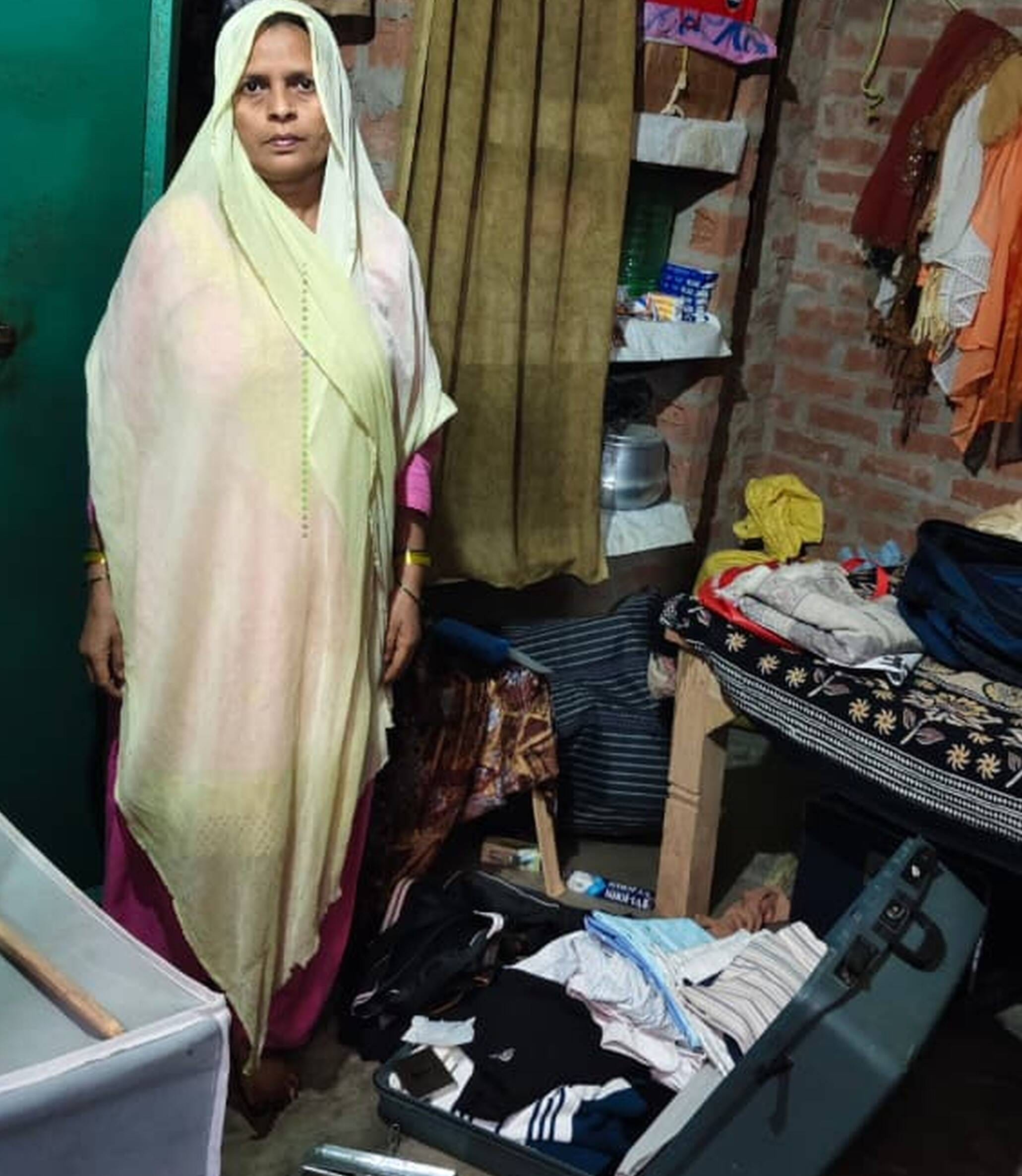 फोटो-05- खखरेरू के पौली गांव निवासी फुरकान के घर में चोरों ने लगाई सेंध। संवाद