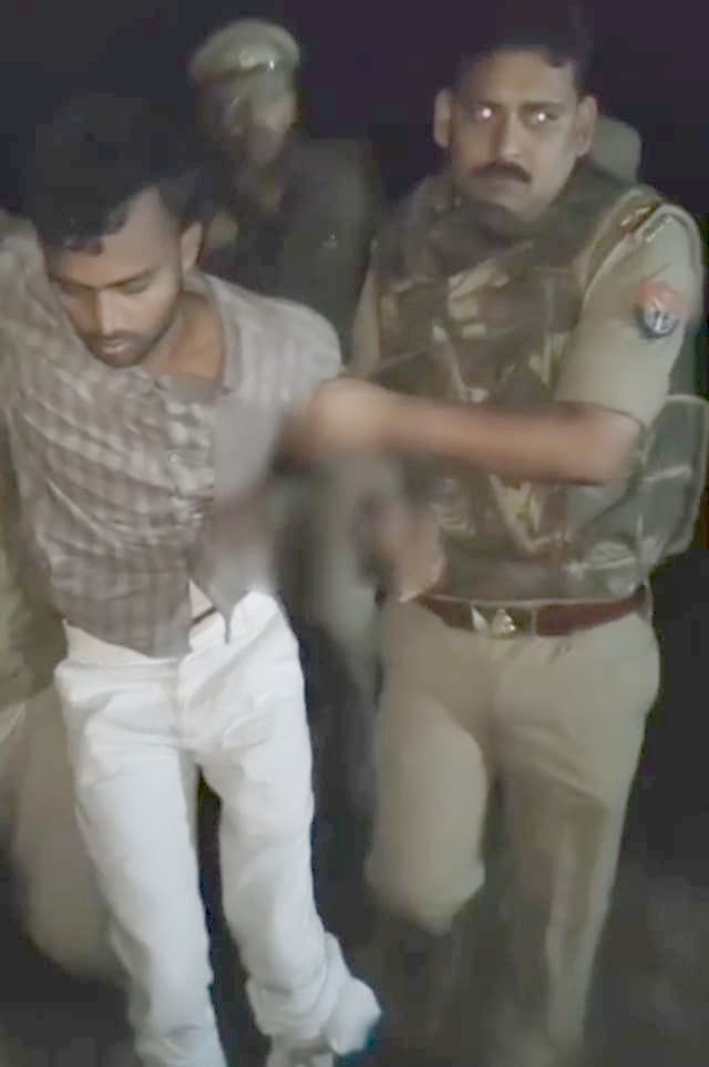 फोटो-11- कल्यानपुर में रविवार रात हुई पुलिस से हुई मुठभेड़ के गिरफ्तार आरोपी। स्रोत पुलिस विभाग