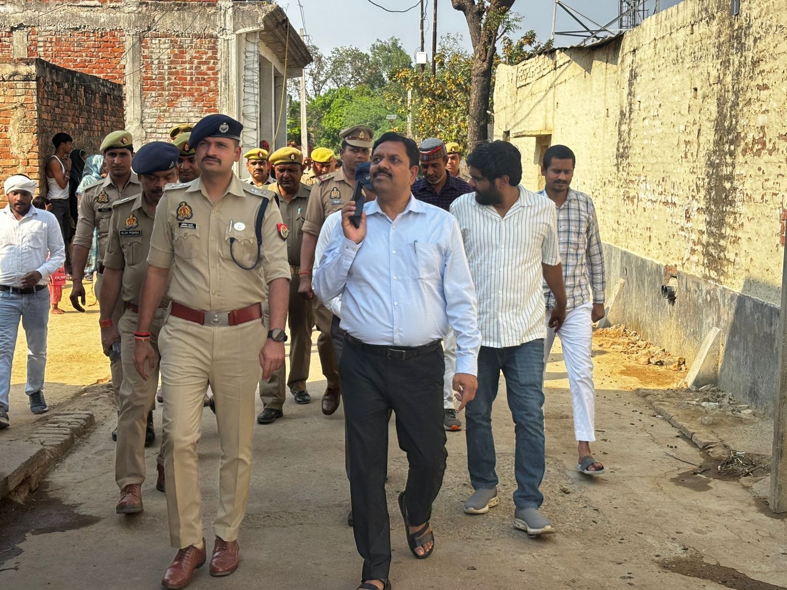 फोटो-13-घटनास्थल पर जांच करते थाना प्रभारी निरीक्षक मौजूद ग्रामीण। संवाद