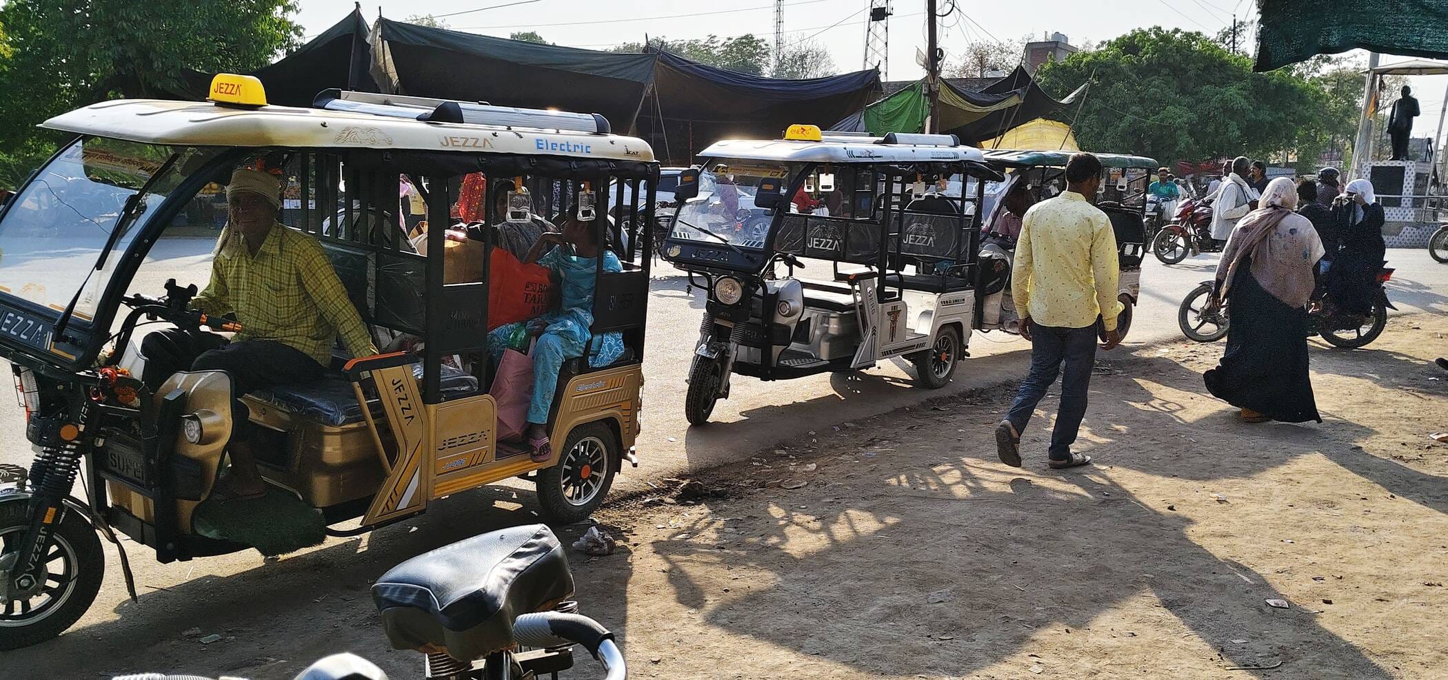 फोटो-14-ललौली चौराहे में पिकेट के बगल में खड़े ई रिक्शा। संवाद