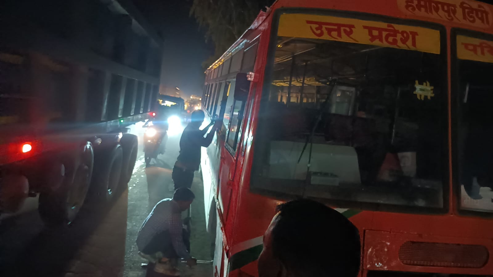 फोटो 22 एचएएमपी 17- शहर के लक्ष्मीबाई के पास हाईवे पर लगे जाम में फंसे वाहन। संवाद फोटो 22 एचएएमपी 17- शहर के लक्ष्मीबाई के पास हाईवे पर लगे जाम में फंसे वाहन। संवाद