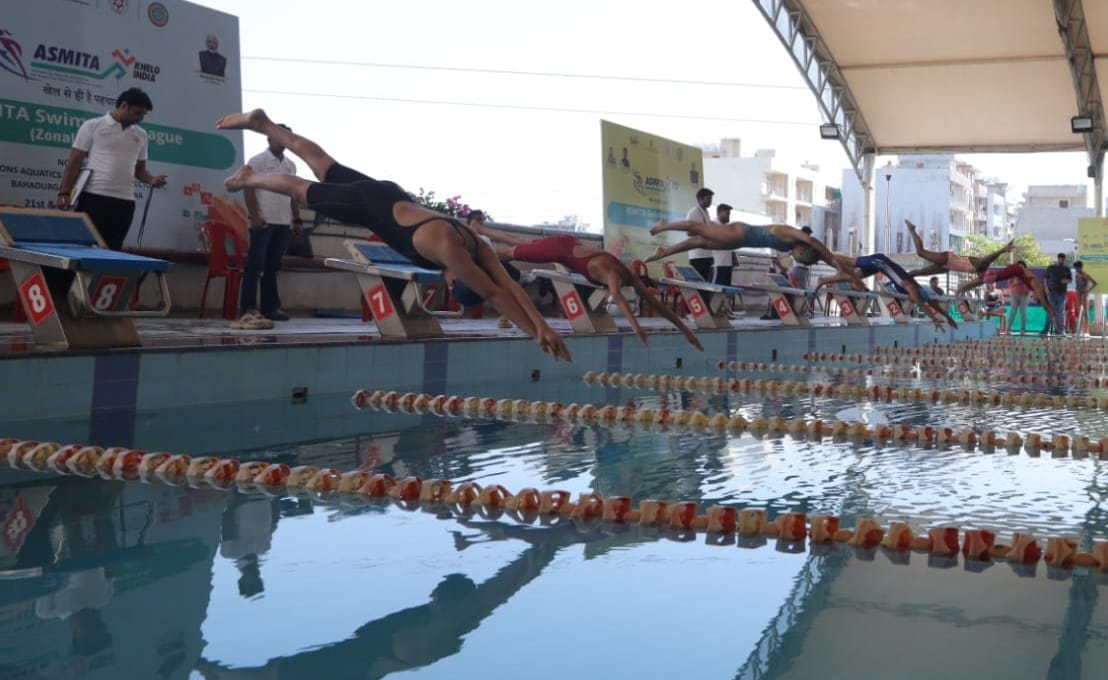 -फोटो 54 : अस्मिता वूमेंस स्वीमिंग प्रतियोगिता के विजेता तैराकों को पुरुस्कृत करते मुख्यातिथि। 