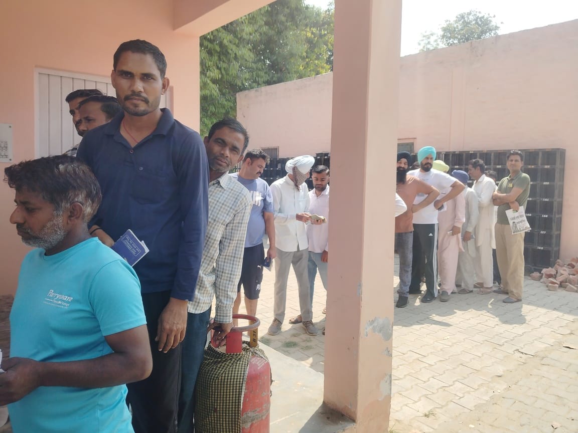 फतेहाबाद के मॉडल टाउन में सिलिंडर लेने के लिए जाते हुए उपभोक्ता