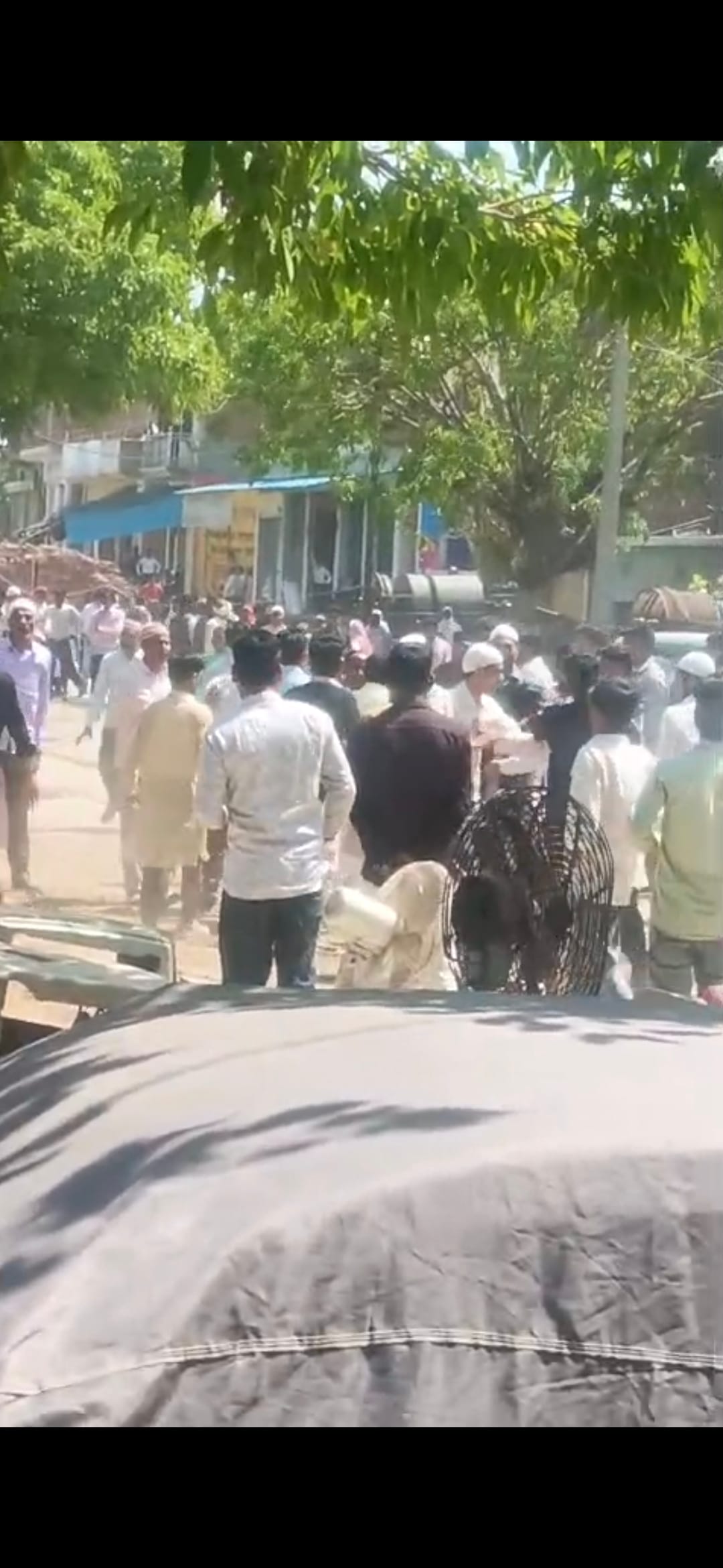 घटना के बाद हंगामा करते लोग। स्रोत- वीडियो ग्रैब