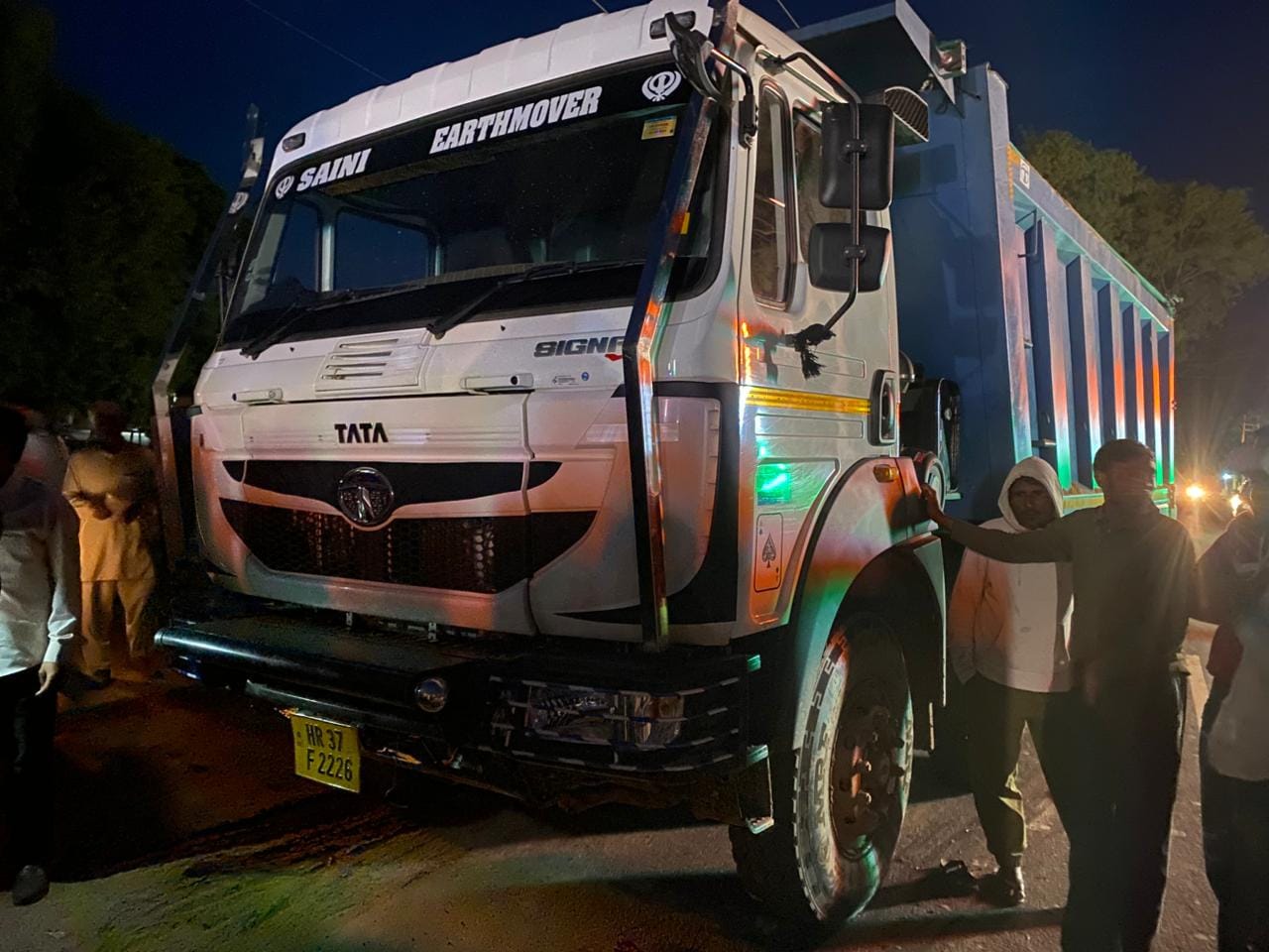 हादसे के बाद घटनास्थल पर पहुंचे ग्रामीण। संवाद हादसे के बाद घटनास्थल पर पहुंचे ग्रामीण। संवाद
