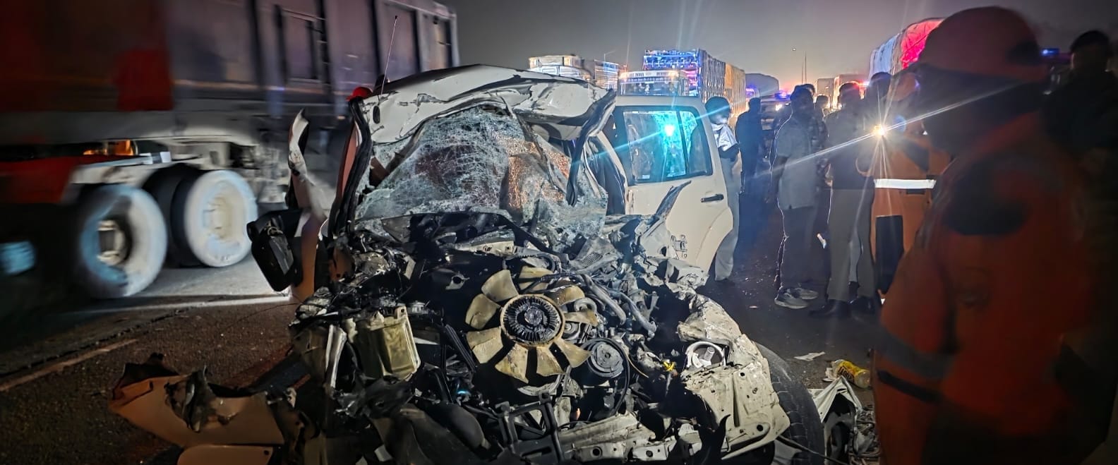 हादसे में कार के उड़े परखचे व मौजूद लोग।