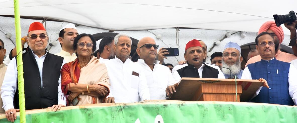 ईद... दुआ में मांगी दुनिया की सलामती ईद... दुआ में मांगी दुनिया की सलामती
