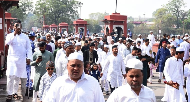 ईद... दुआ में मांगी दुनिया की सलामती ईद... दुआ में मांगी दुनिया की सलामती