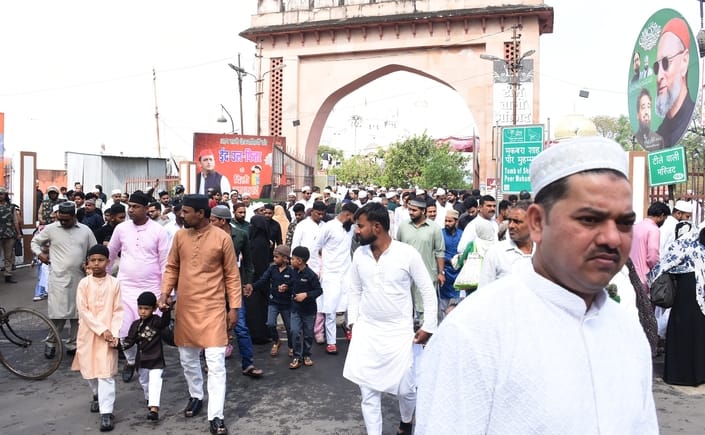 ईद... दुआ में मांगी दुनिया की सलामती ईद... दुआ में मांगी दुनिया की सलामती