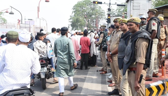 ईद... दुआ में मांगी दुनिया की सलामती ईद... दुआ में मांगी दुनिया की सलामती