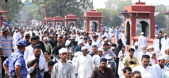 ईद... दुआ में मांगी दुनिया की सलामती ईद... दुआ में मांगी दुनिया की सलामती