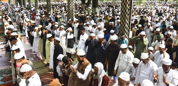 ईद... दुआ में मांगी दुनिया की सलामती ईद... दुआ में मांगी दुनिया की सलामती
