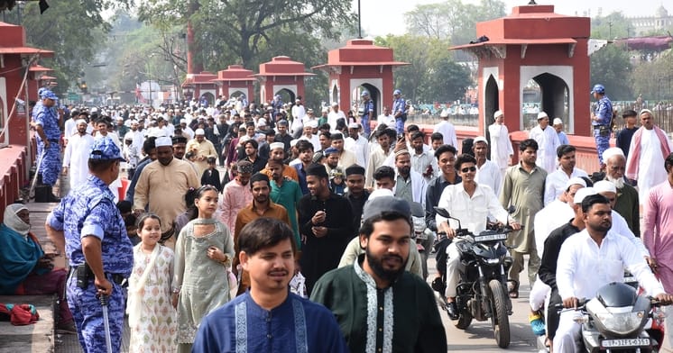 ईद... दुआ में मांगी दुनिया की सलामती ईद... दुआ में मांगी दुनिया की सलामती