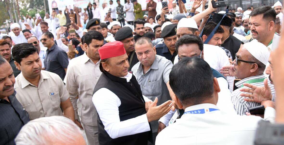 ईद... दुआ में मांगी दुनिया की सलामती ईद... दुआ में मांगी दुनिया की सलामती