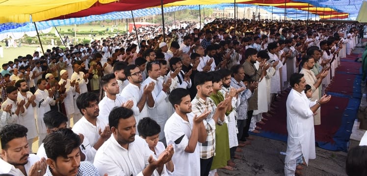 ईद... दुआ में मांगी दुनिया की सलामती ईद... दुआ में मांगी दुनिया की सलामती