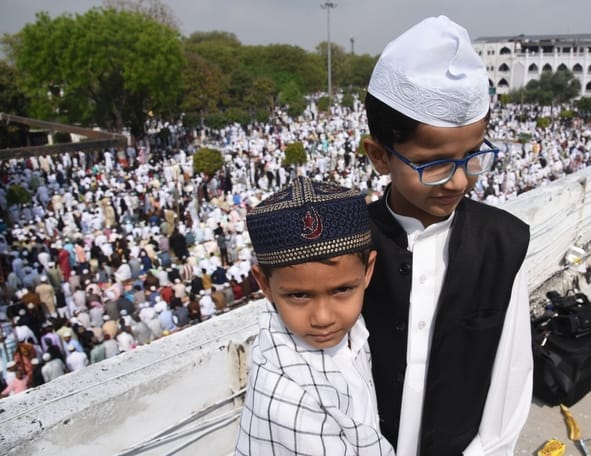 ईद... दुआ में मांगी दुनिया की सलामती ईद... दुआ में मांगी दुनिया की सलामती