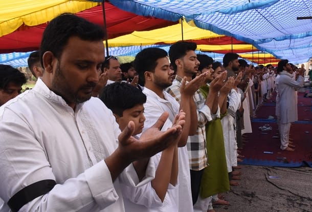 ईद... दुआ में मांगी दुनिया की सलामती ईद... दुआ में मांगी दुनिया की सलामती