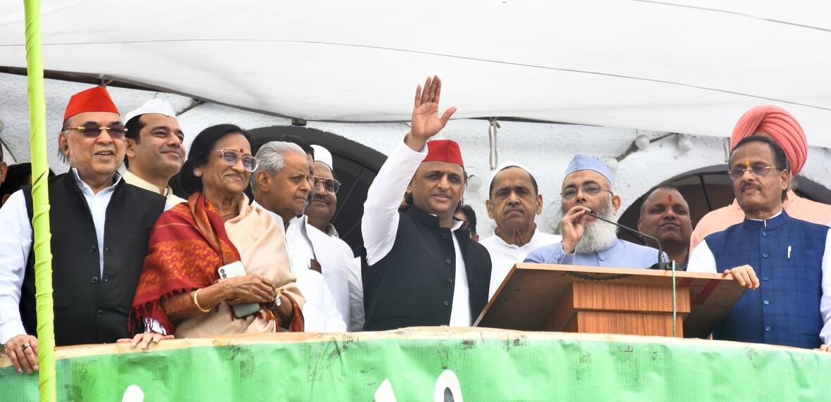 ईद... दुआ में मांगी दुनिया की सलामती ईद... दुआ में मांगी दुनिया की सलामती