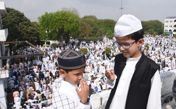 ईद... दुआ में मांगी दुनिया की सलामती ईद... दुआ में मांगी दुनिया की सलामती