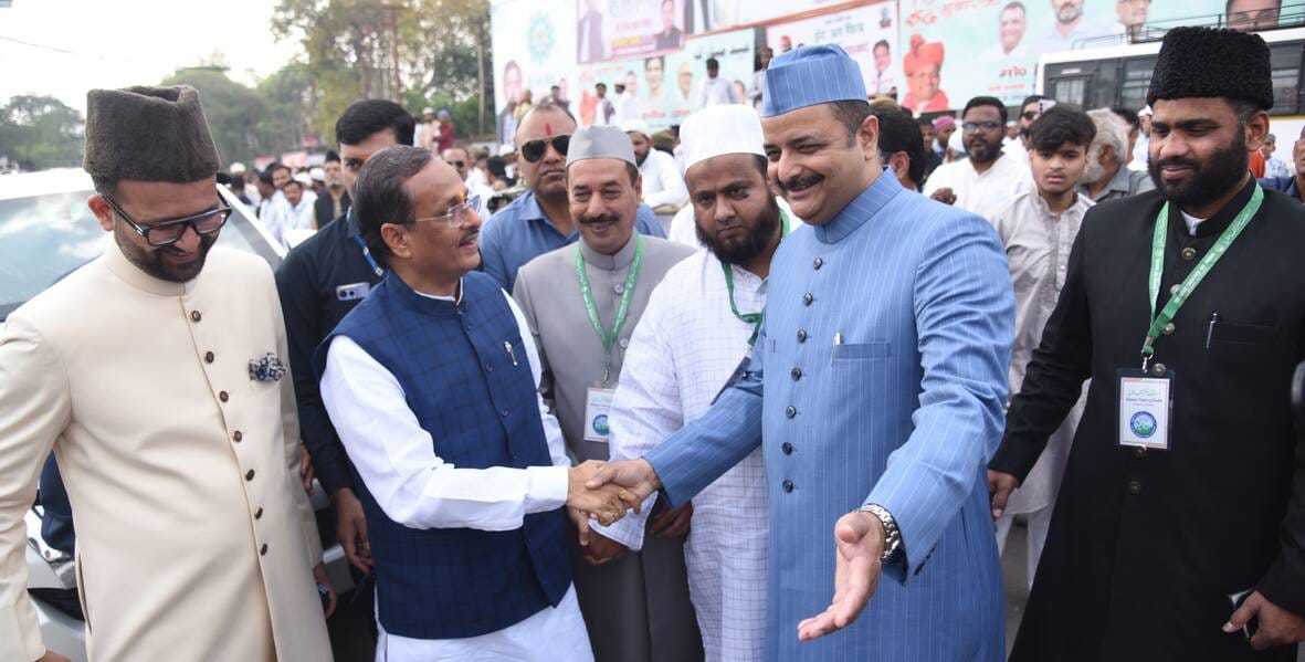 ईद... दुआ में मांगी दुनिया की सलामती ईद... दुआ में मांगी दुनिया की सलामती