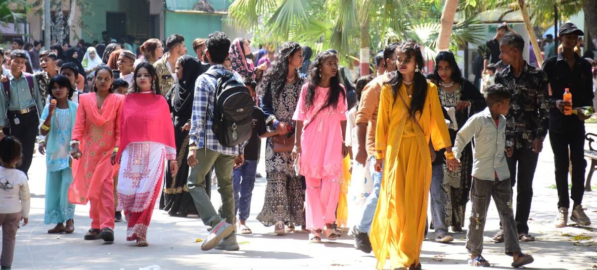 जू में उमड़ी दर्शकों की भीड़