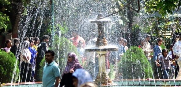 जू में उमड़ी दर्शकों की भीड़