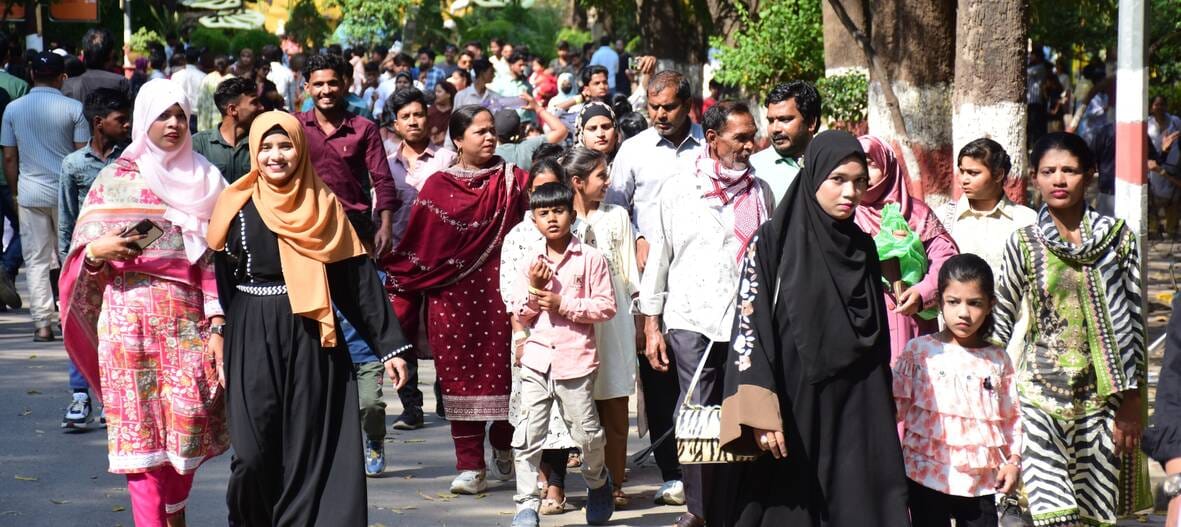 जू में उमड़ी दर्शकों की भीड़