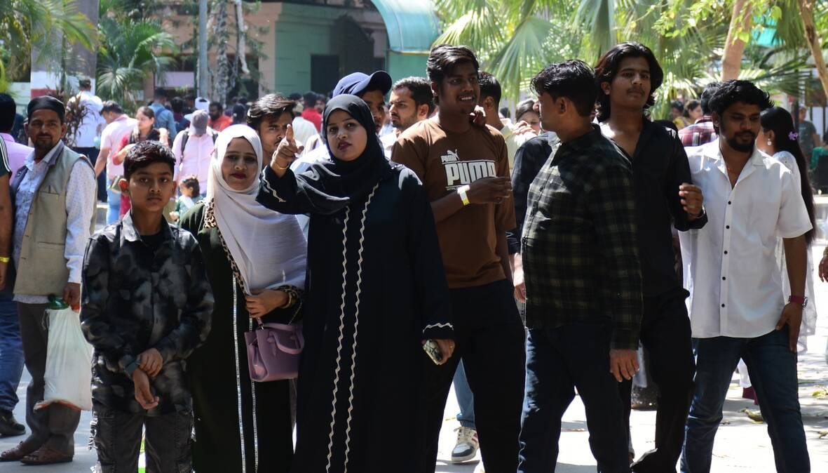 जू में उमड़ी दर्शकों की भीड़