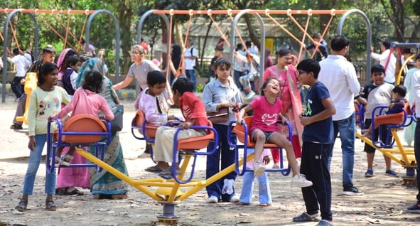 जू में उमड़ी दर्शकों की भीड़