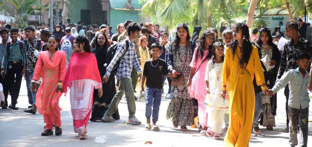 जू में उमड़ी दर्शकों की भीड़